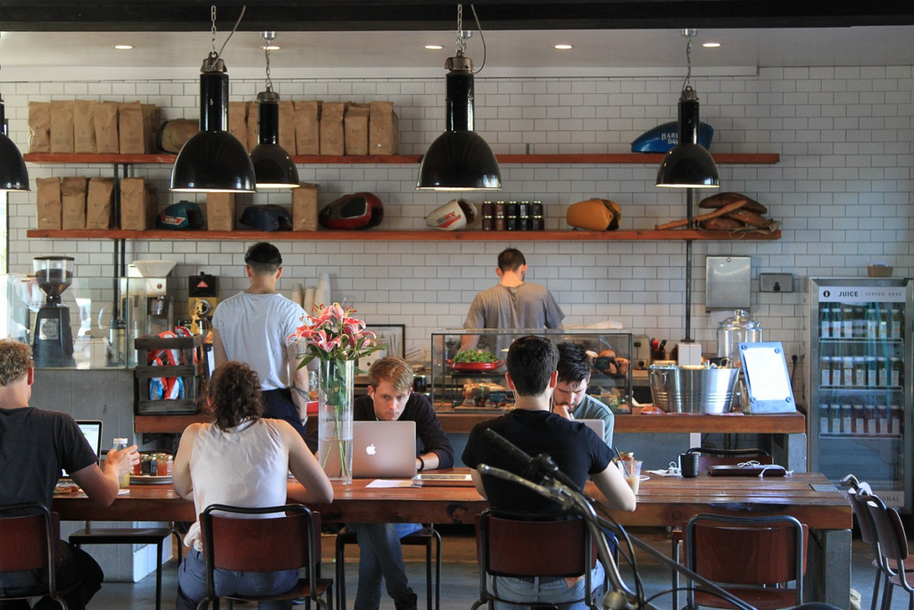 Modern restaurant interior with guests dining. ภายในร้านอาหารสมัยใหม่ที่มีลูกค้านั่งรับประทานอาหาร