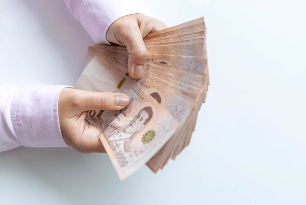 Hands counting banknotes. มือกำลังนับธนบัตร