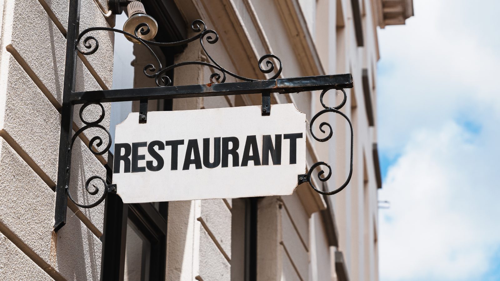 A restaurant street sign, the kind of listing an AI assistant reads to recommend a place to eat. ป้ายร้านอาหารริมทาง ข้อมูลแบบที่ผู้ช่วย AI อ่านเพื่อแนะนำร้าน